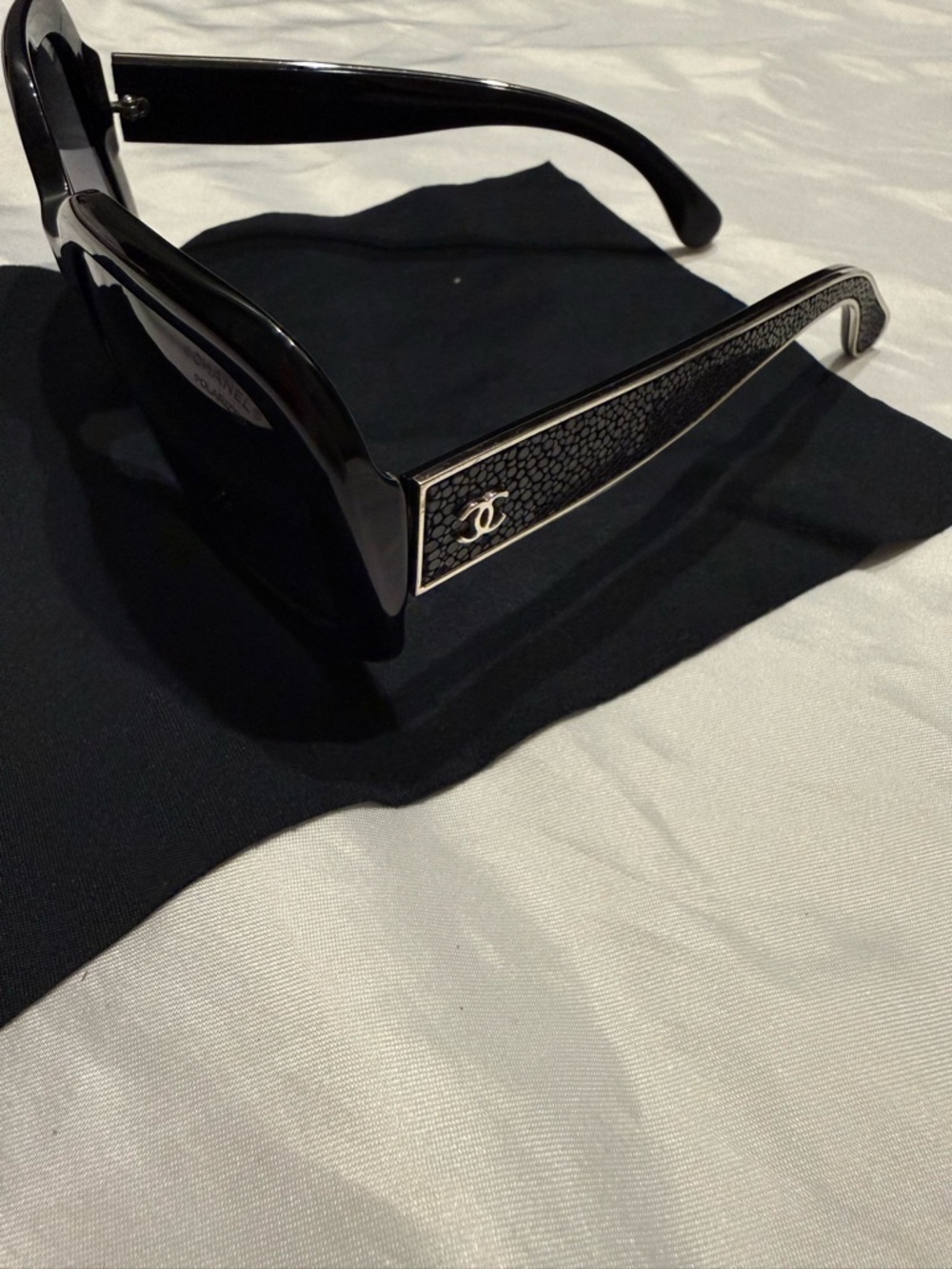 CHANEL Black Textured-Temple polarized Sunglasses with Silver CC Logo